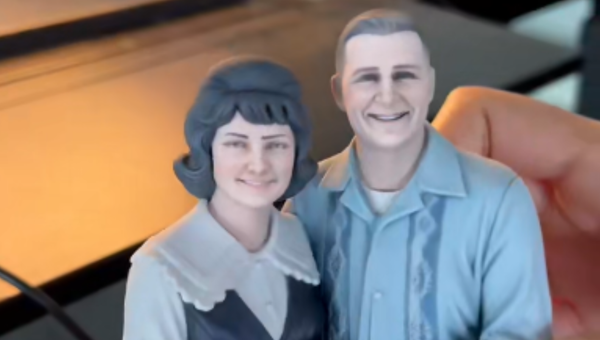 Personalized mom and dad  figurine made from a  photo as a unique gift