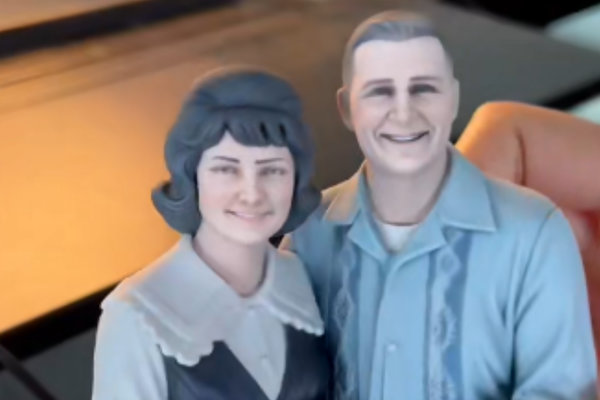 Personalized mom and dad  figurine made from a  photo as a unique gift